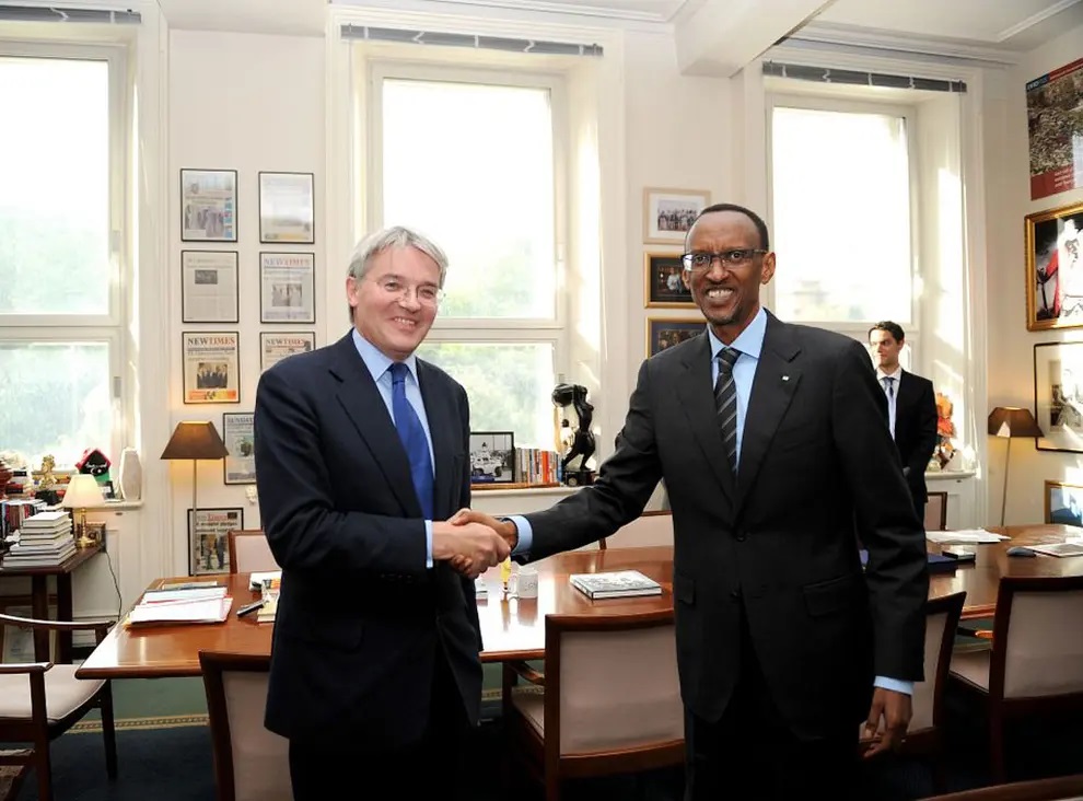 Payé 39 600 £ par an par SouthBridge, une banque proche de Kigali, le député britannique Andrew Mitchell est le défenseur  le plus acharné de Paul  Kagame