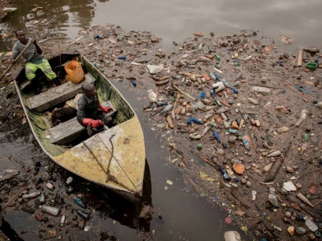 La pollution plastique coupe l’électricité en RD. Congo