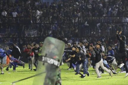 Des supporters pénétrant sur le terrain du stade Kanjuruhan, dans la ville de Malang en Indonesie, le 1er octobre 2022. — Yudha Prabowo/AP/SIPA
