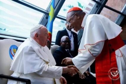 E. Catholique : le rite «zaïrois», un mouvement prometteur, prélude à un pape africain Noir